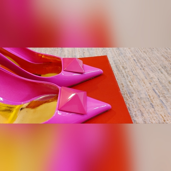 Valentino One Stud Pumps - Picture 9 of 11